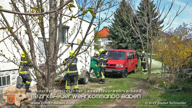 20210426 Rehbock mitten im Pfaffstättner Wohngebiet gerettet  Foto: Stefan Scheider BFKDO Baden