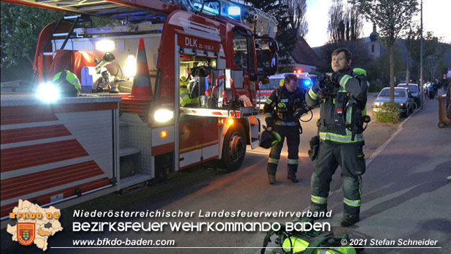 20210427 Wohnungsbrand mit schwerverletzter Frau im Badener Ortsteil Weikersdorf  Foto: © Freiwillige Feuerwehr Baden-Stadt / Stefan Schneider