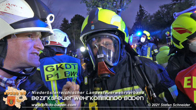 20210427 Wohnungsbrand mit schwerverletzter Frau im Badener Ortsteil Weikersdorf  Foto: © Freiwillige Feuerwehr Baden-Stadt / Stefan Schneider