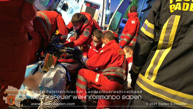 20210427 Wohnungsbrand mit schwerverletzter Frau im Badener Ortsteil Weikersdorf  Foto: © Freiwillige Feuerwehr Baden-Stadt / Stefan Schneider