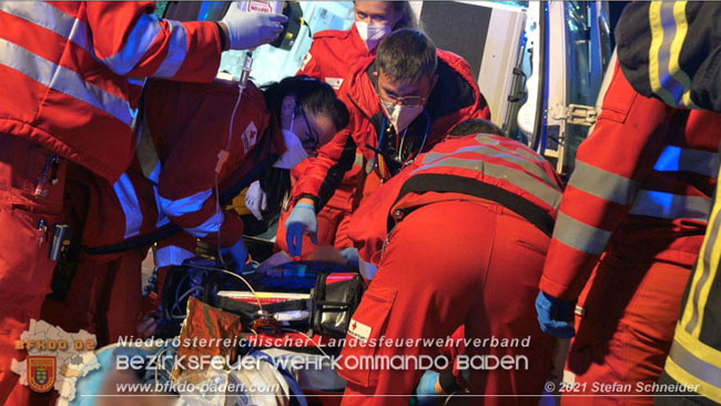 20210427 Wohnungsbrand mit schwerverletzter Frau im Badener Ortsteil Weikersdorf  Foto: © Freiwillige Feuerwehr Baden-Stadt / Stefan Schneider