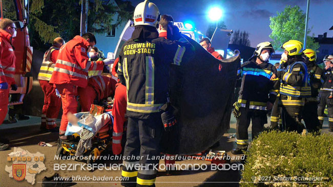 20210427 Wohnungsbrand mit schwerverletzter Frau im Badener Ortsteil Weikersdorf  Foto: © Freiwillige Feuerwehr Baden-Stadt / Stefan Schneider