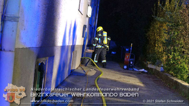 20210427 Wohnungsbrand mit schwerverletzter Frau im Badener Ortsteil Weikersdorf  Foto: © Freiwillige Feuerwehr Baden-Stadt / Stefan Schneider