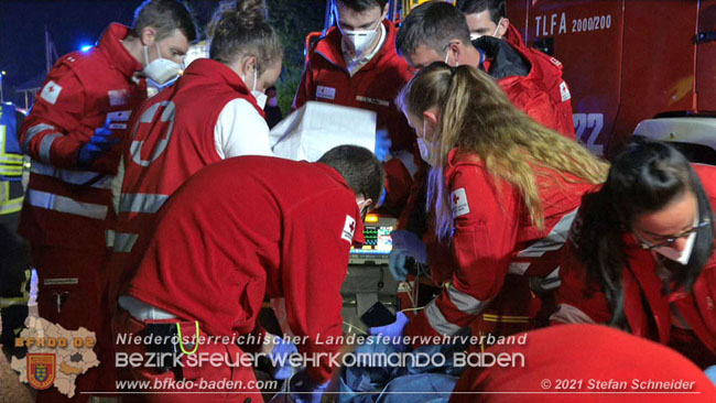 20210427 Wohnungsbrand mit schwerverletzter Frau im Badener Ortsteil Weikersdorf  Foto: © Freiwillige Feuerwehr Baden-Stadt / Stefan Schneider