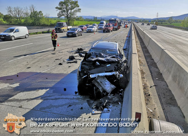 20210510 PKW auf Absicherungsfahrzeug der ASFiNAG auf der A2 aufgefahren  Foto: © Freiwillige Feuerwehr Leobersdorf