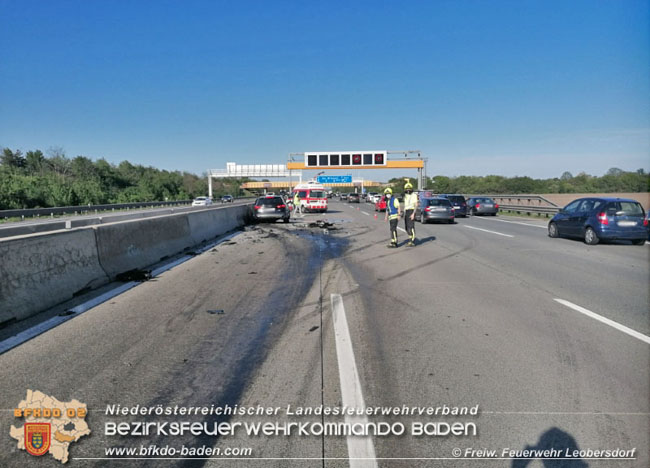 20210510 PKW auf Absicherungsfahrzeug der ASFiNAG auf der A2 aufgefahren  Foto: © Freiwillige Feuerwehr Leobersdorf