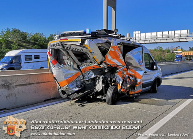 20210510 PKW auf Absicherungsfahrzeug der ASFiNAG auf der A2 aufgefahren  Foto: © Freiwillige Feuerwehr Leobersdorf