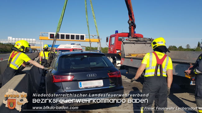 20210510 PKW auf Absicherungsfahrzeug der ASFiNAG auf der A2 aufgefahren  Foto: © Freiwillige Feuerwehr Leobersdorf