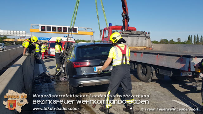 20210510 PKW auf Absicherungsfahrzeug der ASFiNAG auf der A2 aufgefahren  Foto: © Freiwillige Feuerwehr Leobersdorf