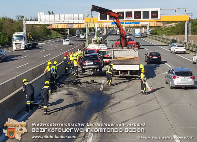 20210510 PKW auf Absicherungsfahrzeug der ASFiNAG auf der A2 aufgefahren  Foto: © Freiwillige Feuerwehr Leobersdorf