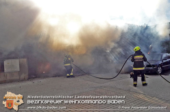 20210514 Pkw brennt unter Carport in einer Günselsdorfer Wohnsiedlung  Foto: © Freiwillige Feuerwehr Günselsdorf