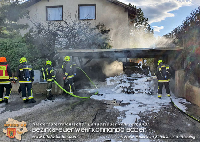 20210514 Pkw brennt unter Carport in einer Günselsdorfer Wohnsiedlung  Foto: © Freiwillige Feuerwehr Schönau a.d.Triesting