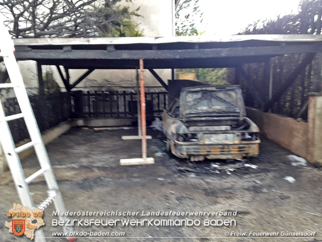 20210514 Pkw brennt unter Carport in einer Günselsdorfer Wohnsiedlung  Foto: © Freiwillige Feuerwehr Günselsdorf