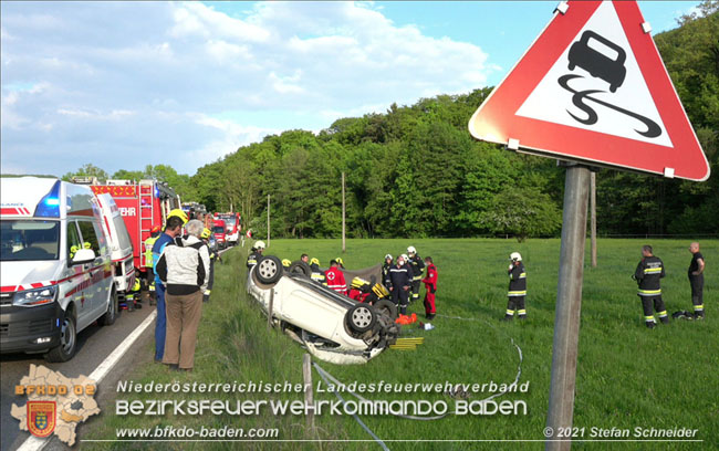 20210531 Menschenrettung nach Verkehrsunfall auf der L110 bei Klausen-Leopoldsdorf  Foto: © Stefan Schneider BFKDO Baden