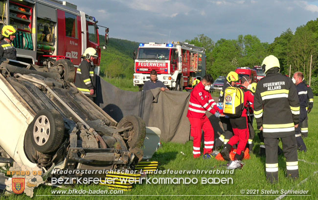 20210531 Menschenrettung nach Verkehrsunfall auf der L110 bei Klausen-Leopoldsdorf  Foto: © Stefan Schneider BFKDO Baden