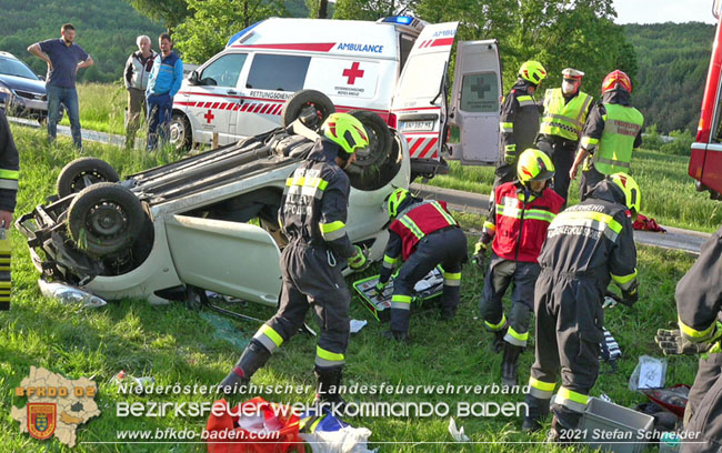 20210531 Menschenrettung nach Verkehrsunfall auf der L110 bei Klausen-Leopoldsdorf  Foto: © Stefan Schneider BFKDO Baden