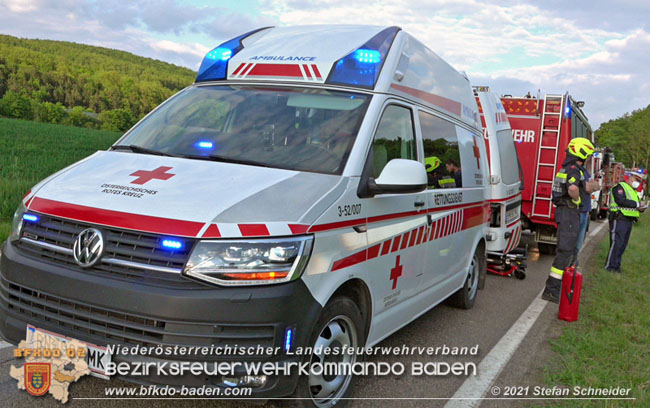 20210531 Menschenrettung nach Verkehrsunfall auf der L110 bei Klausen-Leopoldsdorf  Foto: © Stefan Schneider BFKDO Baden