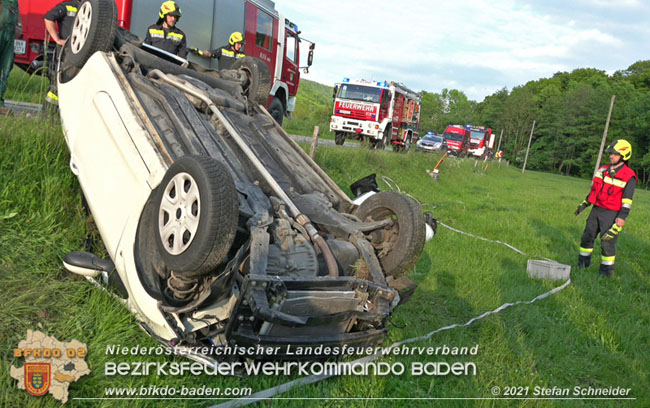 20210531 Menschenrettung nach Verkehrsunfall auf der L110 bei Klausen-Leopoldsdorf  Foto: © Stefan Schneider BFKDO Baden