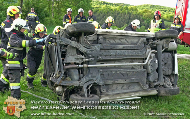 20210531 Menschenrettung nach Verkehrsunfall auf der L110 bei Klausen-Leopoldsdorf  Foto: © Stefan Schneider BFKDO Baden