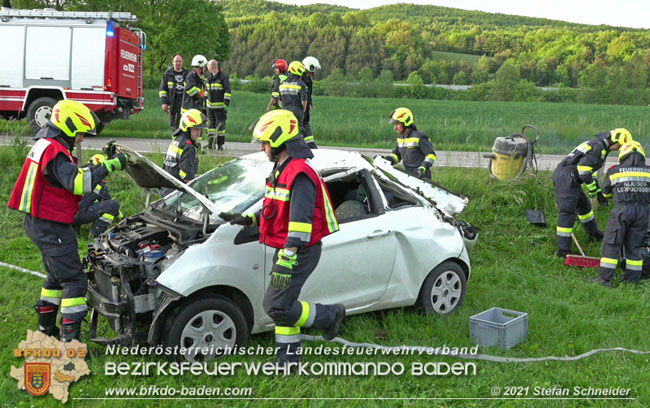 20210531 Menschenrettung nach Verkehrsunfall auf der L110 bei Klausen-Leopoldsdorf  Foto: © Stefan Schneider BFKDO Baden