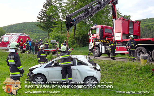 20210531 Menschenrettung nach Verkehrsunfall auf der L110 bei Klausen-Leopoldsdorf  Foto: © Stefan Schneider BFKDO Baden