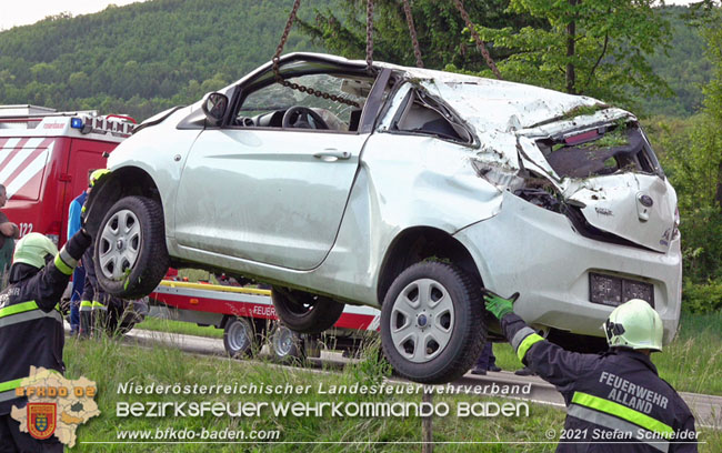 20210531 Menschenrettung nach Verkehrsunfall auf der L110 bei Klausen-Leopoldsdorf  Foto: © Stefan Schneider BFKDO Baden