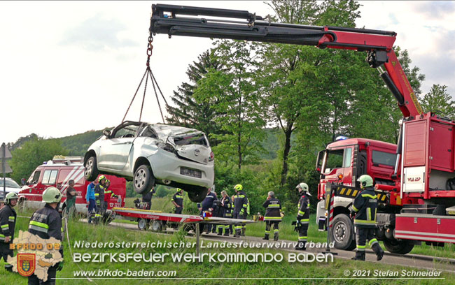 20210531 Menschenrettung nach Verkehrsunfall auf der L110 bei Klausen-Leopoldsdorf  Foto: © Stefan Schneider BFKDO Baden
