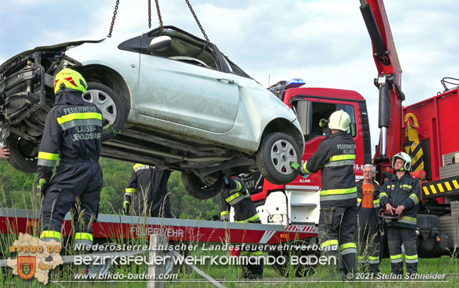 20210531 Menschenrettung nach Verkehrsunfall auf der L110 bei Klausen-Leopoldsdorf  Foto: © Stefan Schneider BFKDO Baden