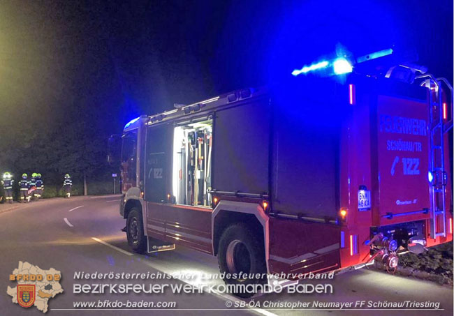 20210531 Pkw prallt in Schönau a.d.Triesting gegen Verkehrsleitschild  Foto: © SB ÖA Christopher Neumayer FF Schönau/Triesting 