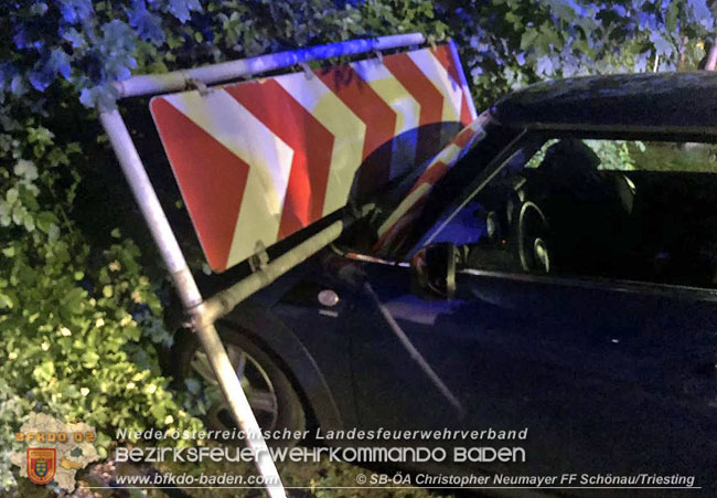 20210531 Pkw prallt in Schönau a.d.Triesting gegen Verkehrsleitschild  Foto: © SB ÖA Christopher Neumayer FF Schönau/Triesting 