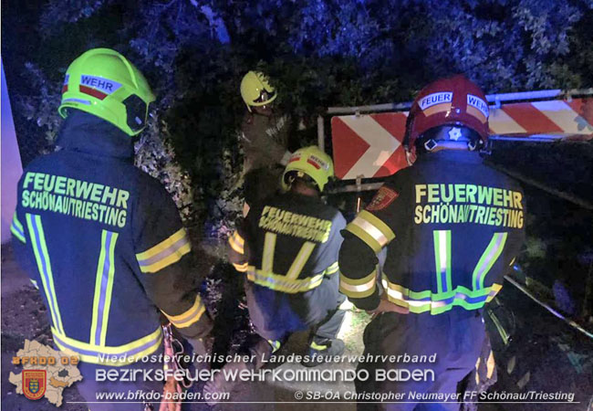 20210531 Pkw prallt in Schönau a.d.Triesting gegen Verkehrsleitschild  Foto: © SB ÖA Christopher Neumayer FF Schönau/Triesting 