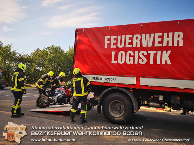 20210604 Verkehrsunfall - Motorrad unter PKW  Foto: © Freiwillige Feuerwehr Oberwaltersdorf