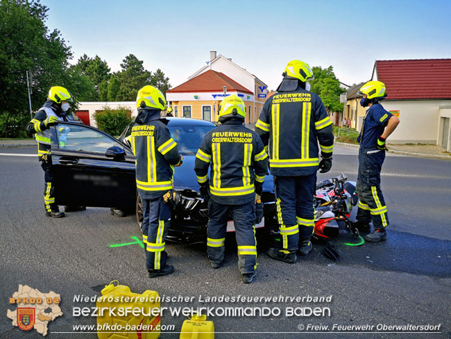 20210604 Verkehrsunfall - Motorrad unter PKW  Foto: © Freiwillige Feuerwehr Oberwaltersdorf