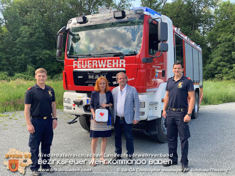 20210607 Ehrenmitglied spendet neuen Defibrillator seiner Feuerwehr   Foto: SB-ÖA Christopher Neumayer FF-Schönau/Triesting