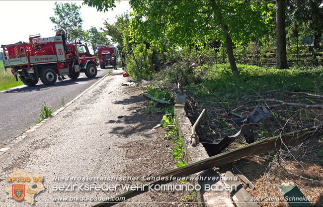 20210610 Spektakulaerer Verkehrsunfall mit einem Tesla auf der L4007 Foto: © Stefan Schneider BFKDO Baden 20210610 Spektakulaerer Verkehrsunfall mit einem Tesla auf der L4007 Foto: © Stefan Schneider BFKDO Baden