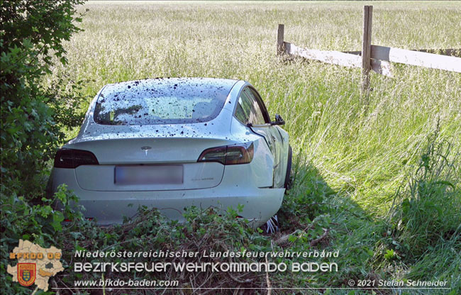 20210610 Spektakulaerer Verkehrsunfall mit einem Tesla auf der L4007 Foto: © Stefan Schneider BFKDO Baden 20210610 Spektakulaerer Verkehrsunfall mit einem Tesla auf der L4007 Foto: © Stefan Schneider BFKDO Baden