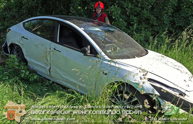 20210610 Spektakulaerer Verkehrsunfall mit einem Tesla auf der L4007 Foto: © Stefan Schneider BFKDO Baden 20210610 Spektakulaerer Verkehrsunfall mit einem Tesla auf der L4007 Foto: © Stefan Schneider BFKDO Baden