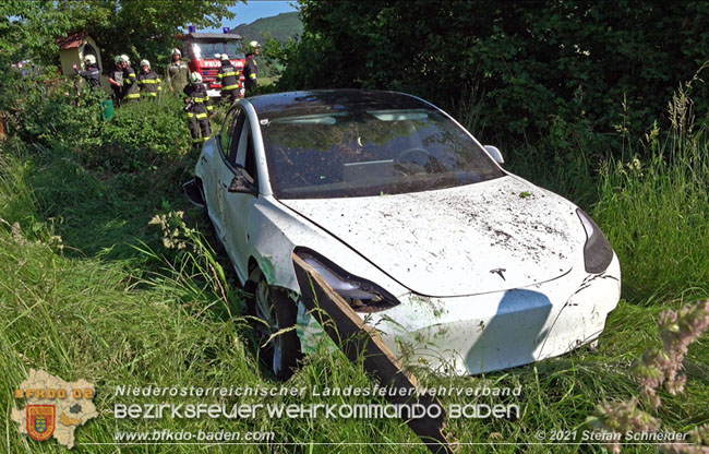 20210610 Spektakulaerer Verkehrsunfall mit einem Tesla auf der L4007 Foto: © Stefan Schneider BFKDO Baden 20210610 Spektakulaerer Verkehrsunfall mit einem Tesla auf der L4007 Foto: © Stefan Schneider BFKDO Baden