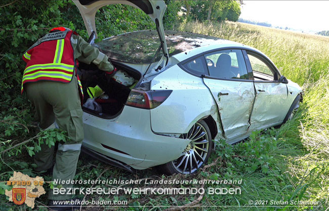 20210610 Spektakulaerer Verkehrsunfall mit einem Tesla auf der L4007 Foto: © Stefan Schneider BFKDO Baden 20210610 Spektakulaerer Verkehrsunfall mit einem Tesla auf der L4007 Foto: © Stefan Schneider BFKDO Baden