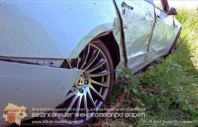 20210610 Spektakulaerer Verkehrsunfall mit einem Tesla auf der L4007 Foto: © Stefan Schneider BFKDO Baden 20210610 Spektakulaerer Verkehrsunfall mit einem Tesla auf der L4007 Foto: © Stefan Schneider BFKDO Baden