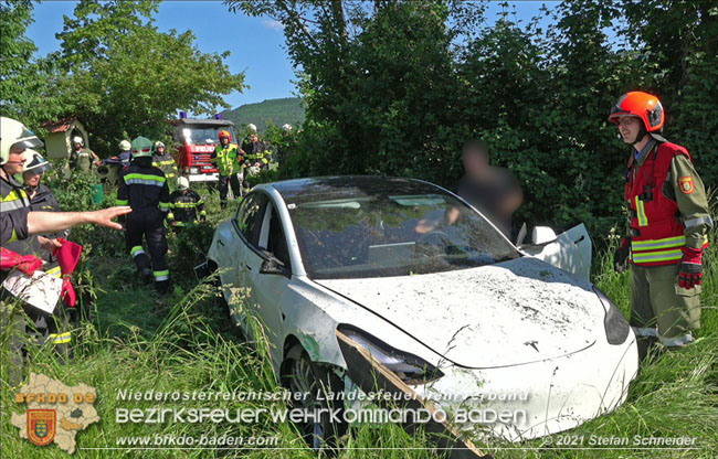 20210610 Spektakulaerer Verkehrsunfall mit einem Tesla auf der L4007 Foto: © Stefan Schneider BFKDO Baden 20210610 Spektakulaerer Verkehrsunfall mit einem Tesla auf der L4007 Foto: © Stefan Schneider BFKDO Baden