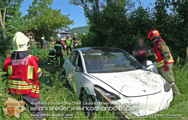20210610 Spektakulaerer Verkehrsunfall mit einem Tesla auf der L4007 Foto: © Stefan Schneider BFKDO Baden 20210610 Spektakulaerer Verkehrsunfall mit einem Tesla auf der L4007 Foto: © Stefan Schneider BFKDO Baden