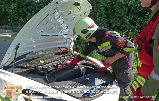 20210610 Spektakulaerer Verkehrsunfall mit einem Tesla auf der L4007 Foto: © Stefan Schneider BFKDO Baden 20210610 Spektakulaerer Verkehrsunfall mit einem Tesla auf der L4007 Foto: © Stefan Schneider BFKDO Baden