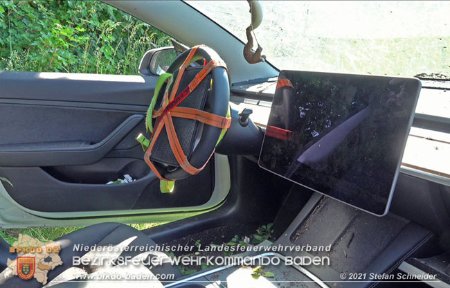 20210610 Spektakulaerer Verkehrsunfall mit einem Tesla auf der L4007 Foto: © Stefan Schneider BFKDO Baden 20210610 Spektakulaerer Verkehrsunfall mit einem Tesla auf der L4007 Foto: © Stefan Schneider BFKDO Baden