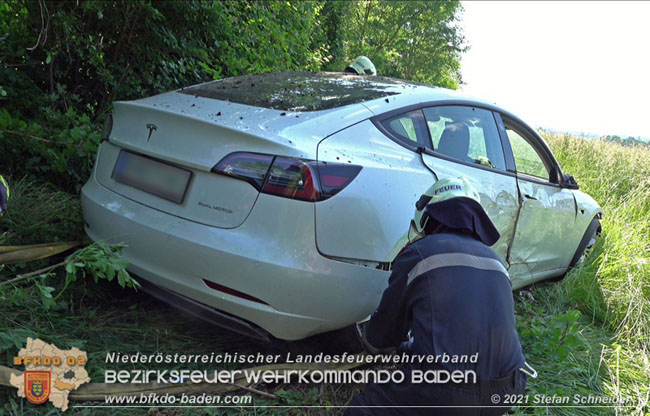 20210610 Spektakulaerer Verkehrsunfall mit einem Tesla auf der L4007 Foto: © Stefan Schneider BFKDO Baden 20210610 Spektakulaerer Verkehrsunfall mit einem Tesla auf der L4007 Foto: © Stefan Schneider BFKDO Baden