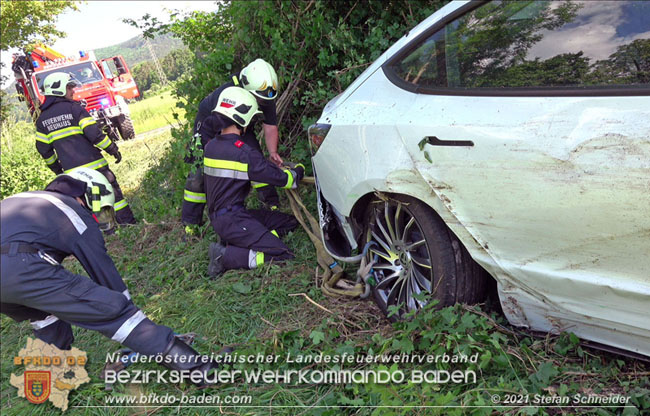 20210610 Spektakulaerer Verkehrsunfall mit einem Tesla auf der L4007 Foto: © Stefan Schneider BFKDO Baden 20210610 Spektakulaerer Verkehrsunfall mit einem Tesla auf der L4007 Foto: © Stefan Schneider BFKDO Baden