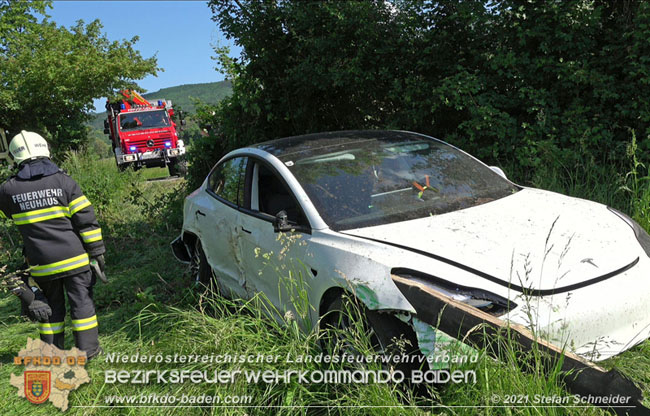 20210610 Spektakulaerer Verkehrsunfall mit einem Tesla auf der L4007 Foto: © Stefan Schneider BFKDO Baden 20210610 Spektakulaerer Verkehrsunfall mit einem Tesla auf der L4007 Foto: © Stefan Schneider BFKDO Baden