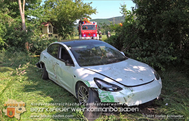 20210610 Spektakulaerer Verkehrsunfall mit einem Tesla auf der L4007 Foto: © Stefan Schneider BFKDO Baden 20210610 Spektakulaerer Verkehrsunfall mit einem Tesla auf der L4007 Foto: © Stefan Schneider BFKDO Baden