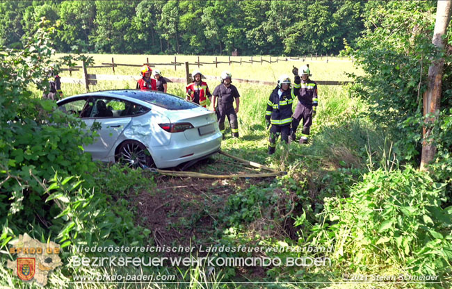 20210610 Spektakulaerer Verkehrsunfall mit einem Tesla auf der L4007 Foto: © Stefan Schneider BFKDO Baden 20210610 Spektakulaerer Verkehrsunfall mit einem Tesla auf der L4007 Foto: © Stefan Schneider BFKDO Baden