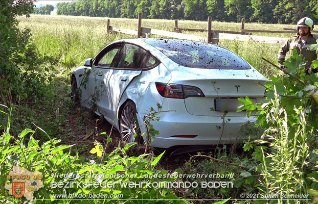 20210610 Spektakulaerer Verkehrsunfall mit einem Tesla auf der L4007 Foto: © Stefan Schneider BFKDO Baden 20210610 Spektakulaerer Verkehrsunfall mit einem Tesla auf der L4007 Foto: © Stefan Schneider BFKDO Baden